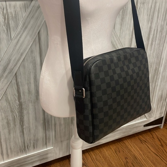 Louis Vuitton Damier Graphite crossbody - Picture 6 of 14